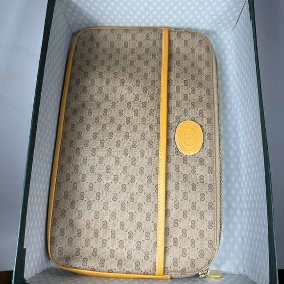 NEW "Vintage" Gucci Clutch with Gucci Hard Paper Box - Picture 4 of 13